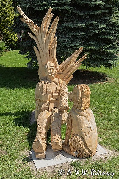 Baligród, drewniana rzeźba na baligrodzkim Rynku, autor Andrzej Madziar