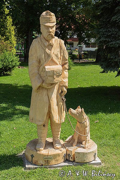 Baligród, drewniana rzeźba na baligrodzkim Rynku, autor Ryszard Wysocki