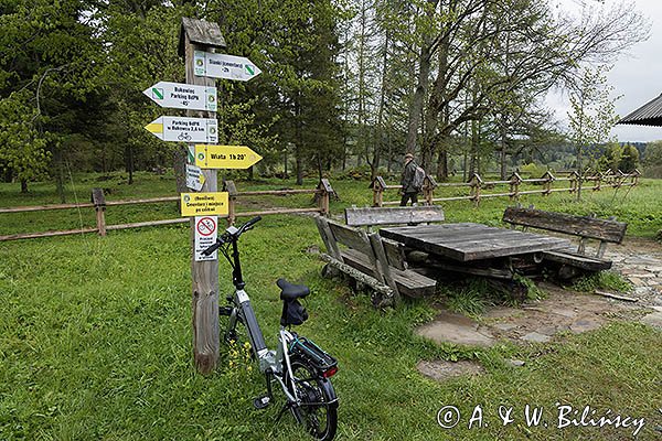 Beniowa, cerkwisko, stary cmentarz, znaki szlaków turystycznych, Bieszczady