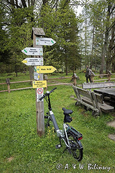 Beniowa, cerkwisko, stary cmentarz, znaki szlaków turystycznych, Bieszczady